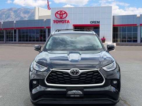 Used 2023 Toyota Highlander XLE AWD/4WD image 2