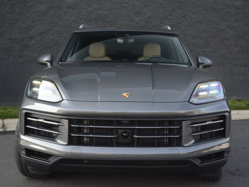 Certified 2025 Porsche Cayenne E-Hybrid image 10