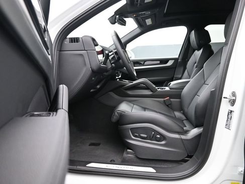 New 2025 Porsche Cayenne image 13