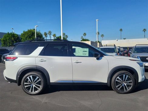 New 2025 Nissan Pathfinder Platinum image 19