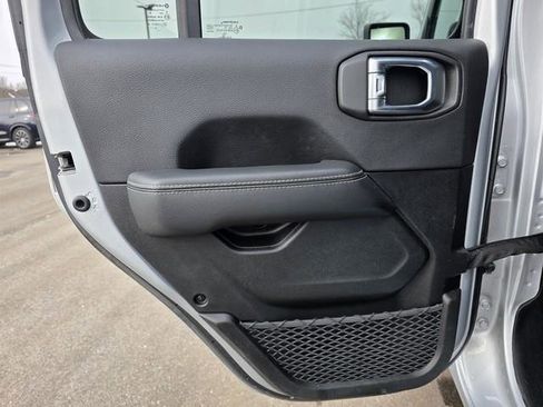 Used 2023 Jeep Wrangler Unlimited Sahara image 18