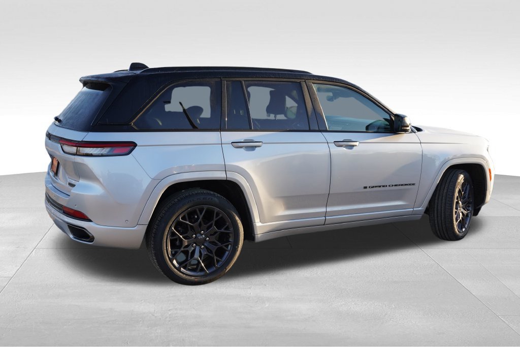 Used 2025 Jeep Grand Cherokee Summit w/ Obsidian Package AWD/4WD image 5