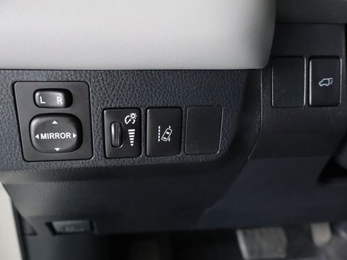 Used 2018 Toyota RAV4 Limited AWD/4WD image 19