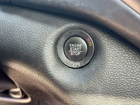 Used 2019 Jeep Cherokee Overland w/ Technology Group AWD/4WD image 19