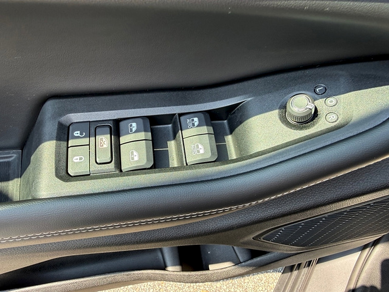 Used 2025 Jeep Grand Cherokee Altitude AWD/4WD image 12