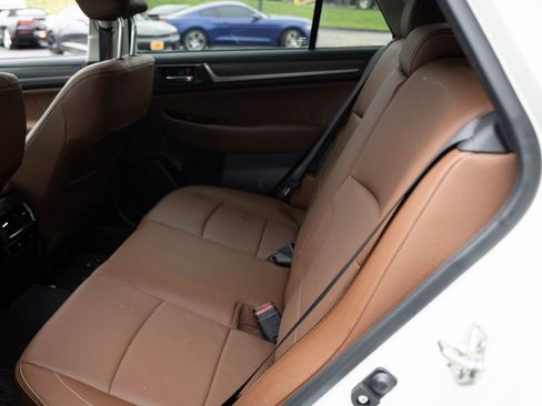 Used 2017 Subaru Outback 2.5i Touring AWD/4WD image 10