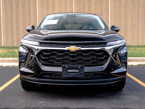 Used 2026 Chevrolet Trax LS w/ LS Convenience Package FWD image 3