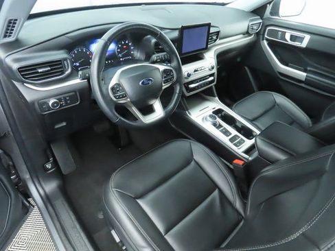 Used 2022 Ford Explorer XLT w/ Equipment Group 202A image 9