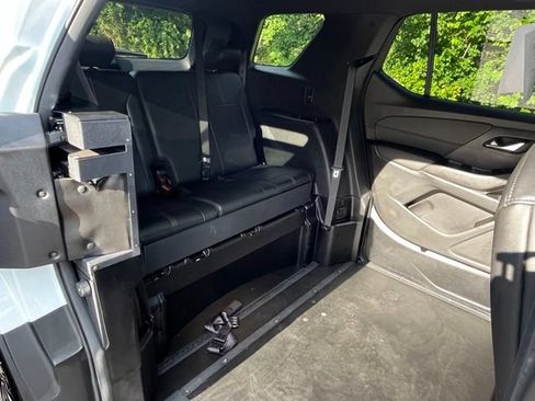 Used 2022 Chevrolet Traverse RS FWD image 32