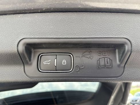 Used 2023 Ford Explorer XLT AWD/4WD image 10
