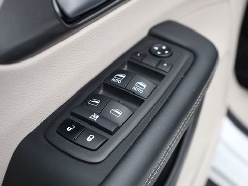 Used 2024 Chrysler Pacifica Touring-L image 14