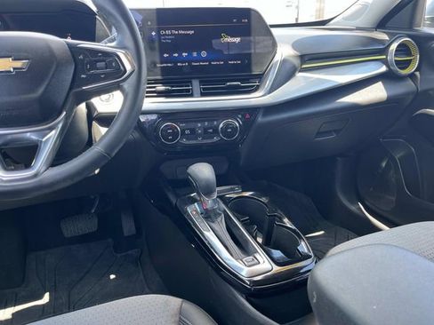 Used 2024 Chevrolet Trax LT w/ Sunroof Package FWD image 14