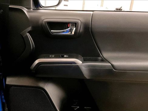 Used 2020 Toyota Tacoma TRD Off-Road w/ Blackout Package image 23