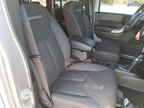 Used 2018 Jeep Wrangler Unlimited Sahara w/ Connectivity Group image 10