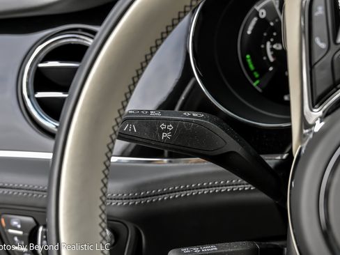 Used 2023 Bentley Bentayga Plug-In Hybrid image 41