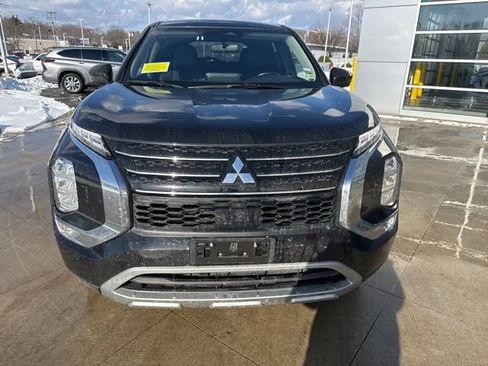 Used 2024 Mitsubishi Outlander SE image 2