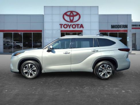 Used 2022 Toyota Highlander XLE FWD image 2