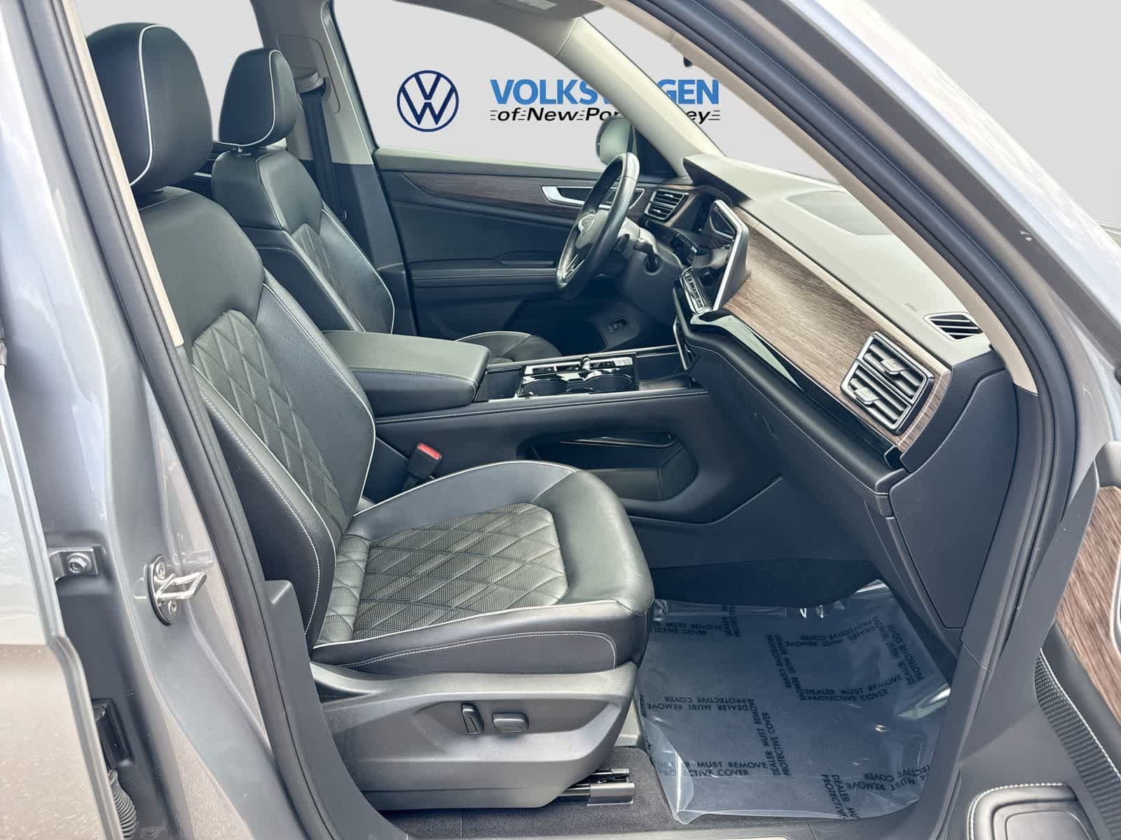 Used 2024 Volkswagen Atlas SEL Premium R-Line AWD/4WD image 28
