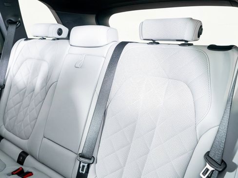 Used 2025 BMW X5 M60i w/ Premium Essential Package image 33