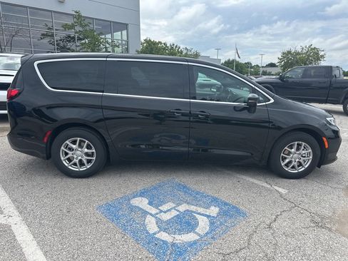 New 2025 Chrysler Pacifica Select w/ Uconnect Theater Family Group image 37