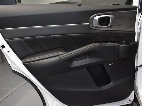Certified 2025 Kia Sorento SX Prestige image 16