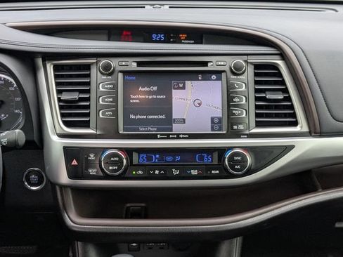 Used 2019 Toyota Highlander XLE AWD/4WD image 18
