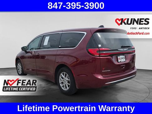 Used 2023 Chrysler Pacifica Touring-L FWD image 6