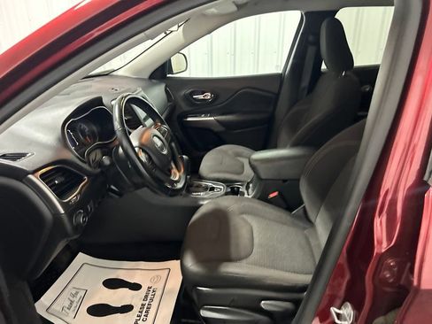 Used 2019 Jeep Cherokee Latitude w/ Cold Weather Group FWD image 7