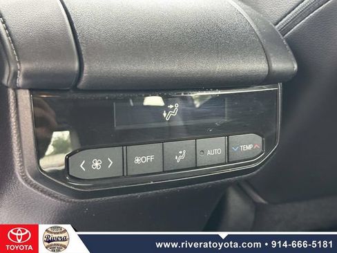 Used 2021 Toyota Highlander XLE AWD/4WD image 19