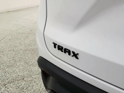 Used 2024 Chevrolet Trax RS FWD image 34