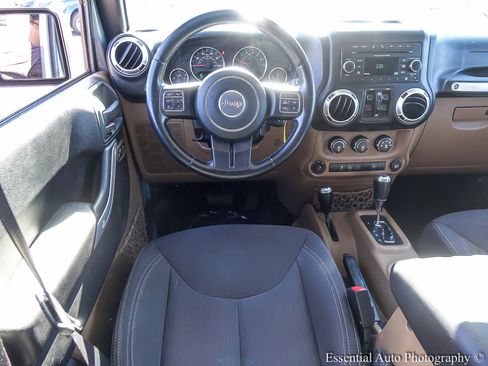 Used 2017 Jeep Wrangler Unlimited Sahara w/ Connectivity Group image 14