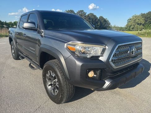 Used 2017 Toyota Tacoma TRD Off-Road w/ Tow Package image 9