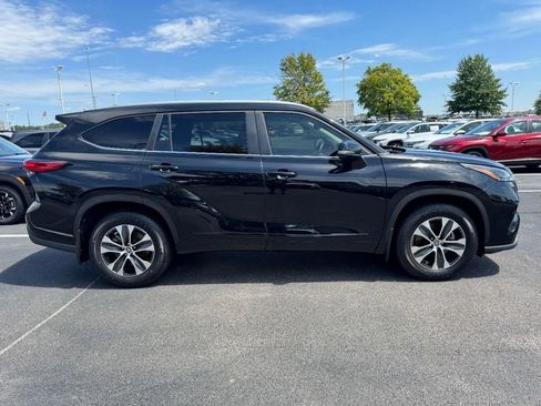 Used 2023 Toyota Highlander XLE AWD/4WD image 2