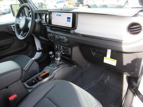 New 2025 Jeep Gladiator Sport image 11