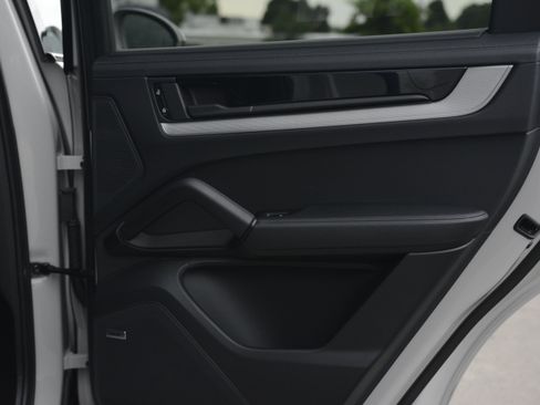 Certified 2025 Porsche Cayenne S AWD/4WD image 34