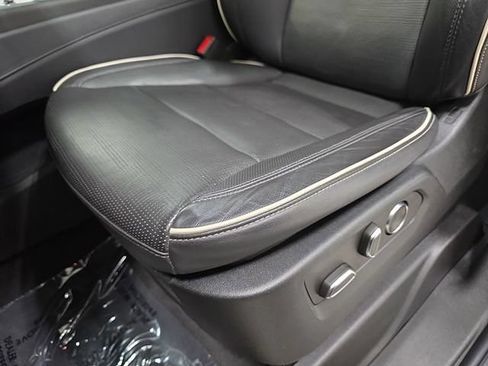 Used 2021 Cadillac Escalade Premium Luxury AWD/4WD image 25