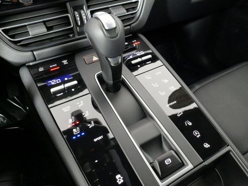 Used 2025 Porsche Macan image 65