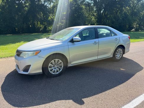 Used 2012 Toyota Camry LE FWD image 1