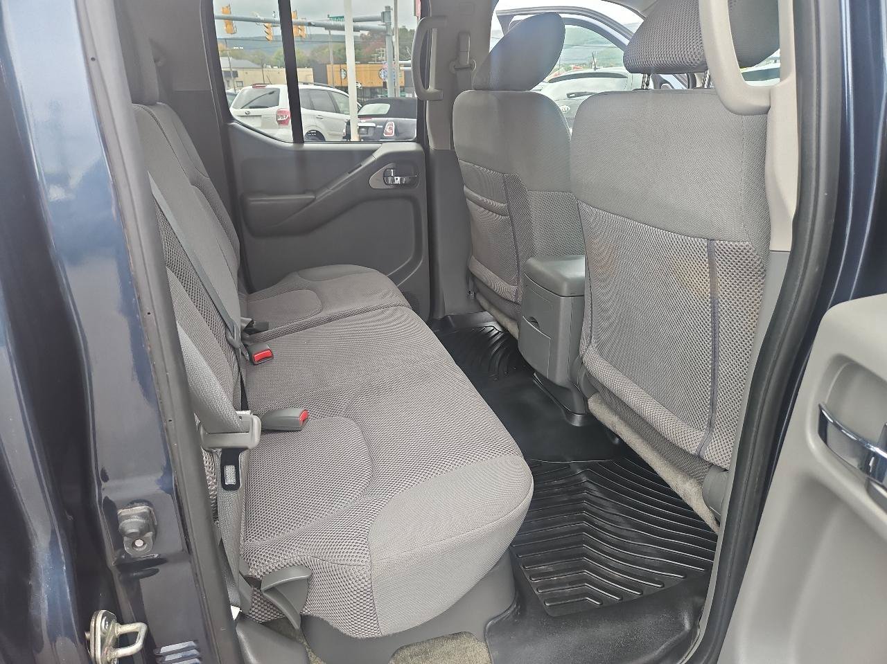 Used 2017 Nissan Frontier SV w/ SV Value Truck Package AWD/4WD image 18