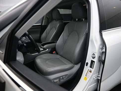Used 2022 Toyota Highlander Limited FWD image 9