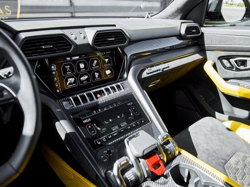 Used 2021 Lamborghini Urus image 63