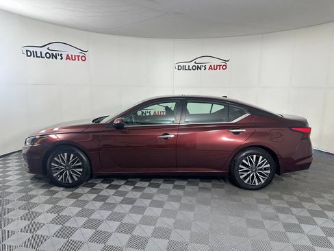 Used 2023 Nissan Altima 2.5 SV w/ SV Premium Package FWD image 3