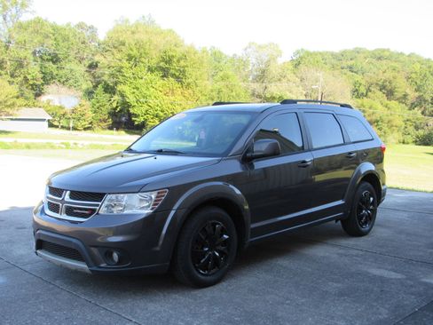 Used 2019 Dodge Journey SE image 3