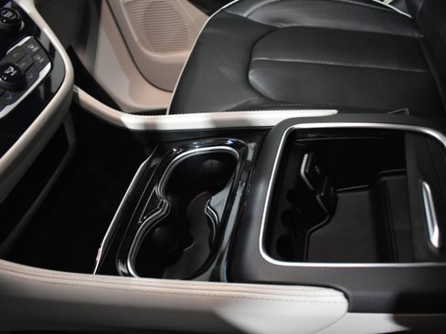 Used 2023 Chrysler Pacifica Limited w/ Trailer Tow Group image 23