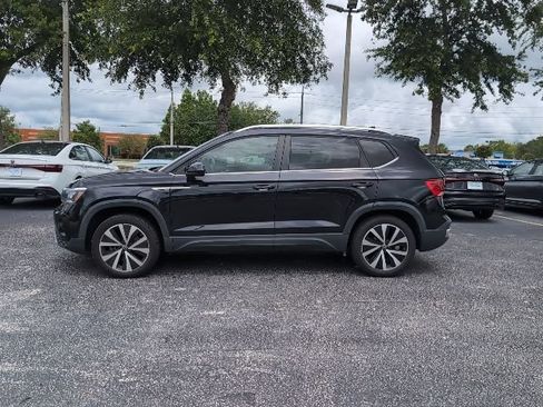 Used 2022 Volkswagen Taos SE w/ Panoramic Sunroof Package FWD image 3