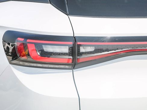Used 2022 Volkswagen ID.4 Pro image 9