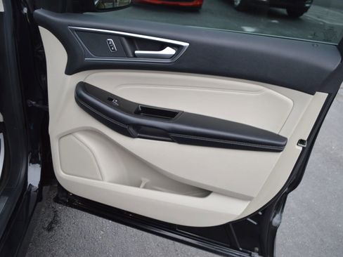 Used 2018 Ford Edge Titanium image 19
