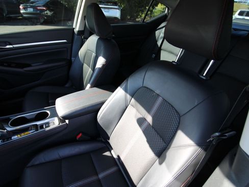Used 2024 Nissan Altima 2.5 SR image 11