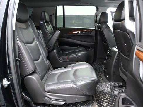 Used 2019 Cadillac Escalade ESV Luxury AWD/4WD image 16