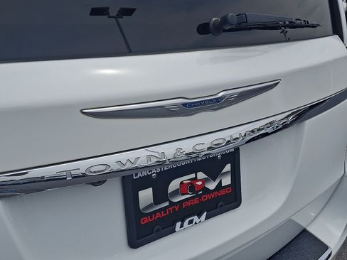 Used 2016 Chrysler Town & Country Touring-L FWD image 30